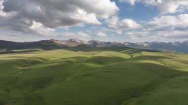 Güneydoğu Kazakistan 'da bulutlu bir yaz akşamında yüksek bir dağ platosunun dört parçalı görüntüsü.