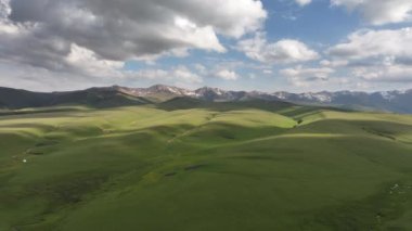 Güneydoğu Kazakistan 'da bulutlu bir yaz akşamında yüksek bir dağ platosunun dört parçalı görüntüsü.
