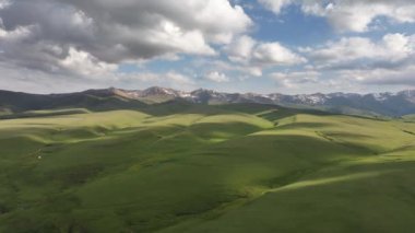Güneydoğu Kazakistan 'da bulutlu bir yaz akşamında yüksek bir dağ platosunun dört parçalı görüntüsü.