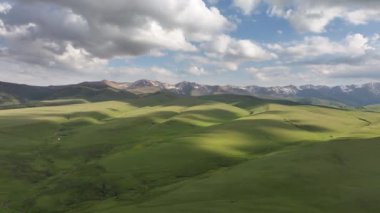 Güneydoğu Kazakistan 'da bulutlu bir yaz akşamında yüksek bir dağ platosunun dört parçalı görüntüsü.