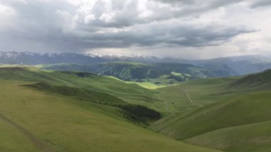 Bulutlu bir yaz gününde Kazakistan 'ın güneydoğusundaki yüksek bir dağ platosunun dört parçalı görüntüsü.