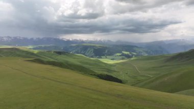 Bulutlu bir yaz gününde Kazakistan 'ın güneydoğusundaki yüksek bir dağ platosunun dört parçalı görüntüsü.