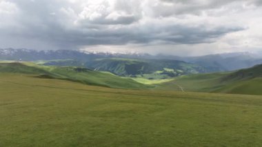 Bulutlu bir yaz gününde Kazakistan 'ın güneydoğusundaki yüksek bir dağ platosunun dört parçalı görüntüsü.