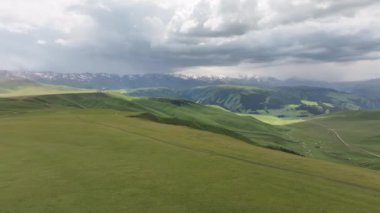 Bulutlu bir yaz gününde Kazakistan 'ın güneydoğusundaki yüksek bir dağ platosunun dört parçalı görüntüsü.