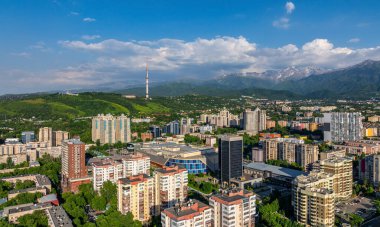 Bir yaz akşamında Kazak şehri Almaty 'nin merkez kısmının bir kuadkopterinden görüntü
