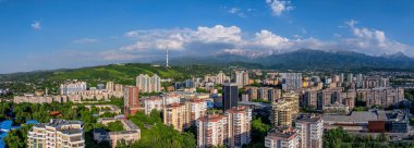 Bir yaz akşamında Kazak şehri Almaty 'nin merkez kısmının bir kuadkopterinden görüntü