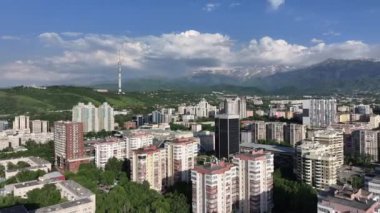 Almaty, Kazakistan, 06.08.2024. Bir yaz akşamında Kazak şehri Almaty 'nin merkez kısmının bir kuadkopterinden görüntü