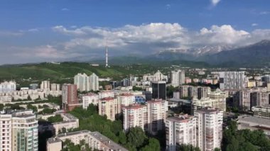 Almaty, Kazakistan, 06.08.2024. Bir yaz akşamında Kazak şehri Almaty 'nin merkez kısmının bir kuadkopterinden görüntü