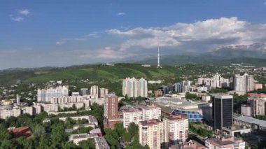 Almaty, Kazakistan, 06.08.2024. Bir yaz akşamında Kazak şehri Almaty 'nin merkez kısmının bir kuadkopterinden görüntü