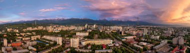 Bir yaz akşamında Kazak şehri Almaty 'nin merkez kısmının bir kuadkopterinden görüntü