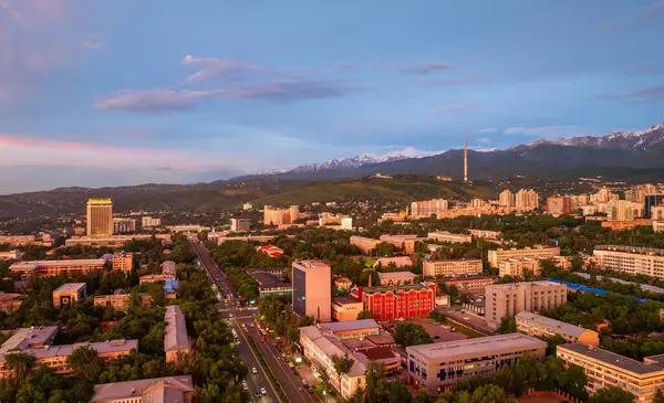 Bir yaz akşamında Kazak şehri Almaty 'nin merkez kısmının bir kuadkopterinden görüntü