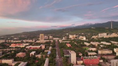 Bir yaz akşamında Kazak şehri Almaty 'nin merkez kısmının bir kuadkopterinden görüntü
