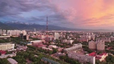 Bir yaz akşamında Kazak şehri Almaty 'nin merkez kısmının bir kuadkopterinden görüntü