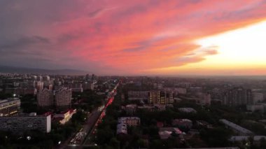 Bir yaz akşamında Kazak şehri Almaty 'nin merkez kısmının bir kuadkopterinden görüntü