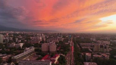Bir yaz akşamında Kazak şehri Almaty 'nin merkez kısmının bir kuadkopterinden görüntü