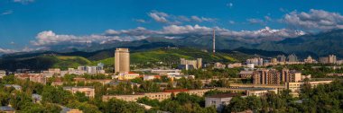 Bir yaz akşamında Kazak şehri Almaty 'nin merkez kısmının bir kuadkopterinden görüntü