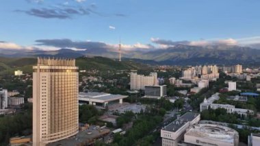 Almaty, Kazakistan, 06.14.2024. Bir yaz akşamında Kazak şehri Almaty 'nin merkez kısmının bir kuadkopterinden görüntü