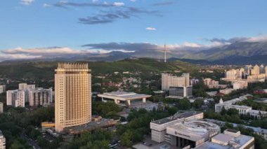 Almaty, Kazakistan, 06.14.2024. Bir yaz akşamında Kazak şehri Almaty 'nin merkez kısmının bir kuadkopterinden görüntü