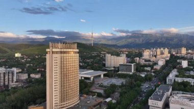 Almaty, Kazakistan, 06.14.2024. Bir yaz akşamında Kazak şehri Almaty 'nin merkez kısmının bir kuadkopterinden görüntü