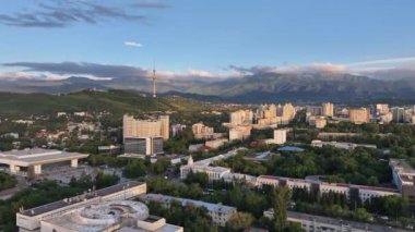 Almaty, Kazakistan, 06.14.2024. Bir yaz akşamında Kazak şehri Almaty 'nin merkez kısmının bir kuadkopterinden görüntü