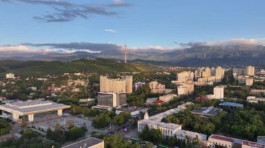 Almaty, Kazakistan, 06.14.2024. Bir yaz akşamında Kazak şehri Almaty 'nin merkez kısmının bir kuadkopterinden görüntü