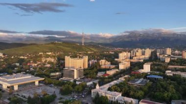 Almaty, Kazakistan, 06.14.2024. Bir yaz akşamında Kazak şehri Almaty 'nin merkez kısmının bir kuadkopterinden görüntü