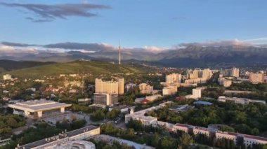 Almaty, Kazakistan, 06.14.2024. Bir yaz akşamında Kazak şehri Almaty 'nin merkez kısmının bir kuadkopterinden görüntü
