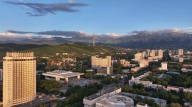 Almaty, Kazakistan, 06.14.2024. Bir yaz akşamında Kazak şehri Almaty 'nin merkez kısmının bir kuadkopterinden görüntü