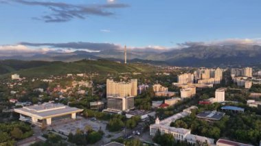 Almaty, Kazakistan, 06.14.2024. Bir yaz akşamında Kazak şehri Almaty 'nin merkez kısmının bir kuadkopterinden görüntü