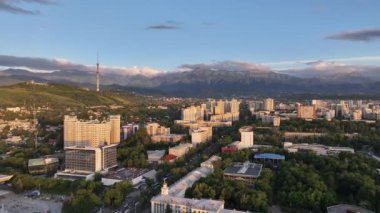 Almaty, Kazakistan, 06.14.2024. Bir yaz akşamında Kazak şehri Almaty 'nin merkez kısmının bir kuadkopterinden görüntü