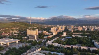 Almaty, Kazakistan, 06.14.2024. Bir yaz akşamında Kazak şehri Almaty 'nin merkez kısmının bir kuadkopterinden görüntü