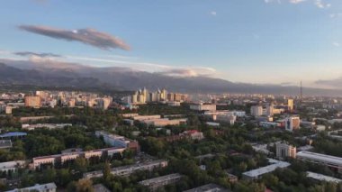 Almaty, Kazakistan, 06.14.2024. Bir yaz akşamında Kazak şehri Almaty 'nin merkez kısmının bir kuadkopterinden görüntü