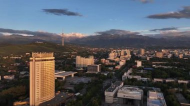 Almaty, Kazakistan, 06.14.2024. Bir yaz akşamında Kazak şehri Almaty 'nin merkez kısmının bir kuadkopterinden görüntü