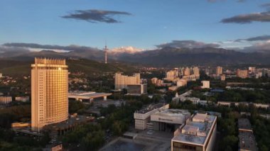Almaty, Kazakistan, 06.14.2024. Bir yaz akşamında Kazak şehri Almaty 'nin merkez kısmının bir kuadkopterinden görüntü