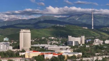 Bir yaz akşamında Kazak şehri Almaty 'nin merkez kısmının bir kuadkopterinden görüntü