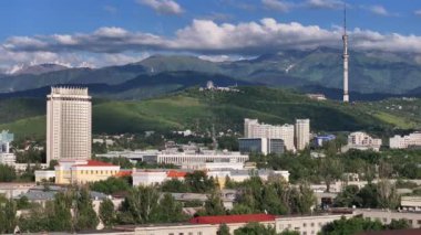 Bir yaz akşamında Kazak şehri Almaty 'nin merkez kısmının bir kuadkopterinden görüntü