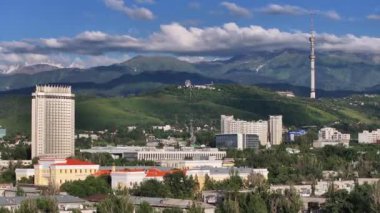 Bir yaz akşamında Kazak şehri Almaty 'nin merkez kısmının bir kuadkopterinden görüntü