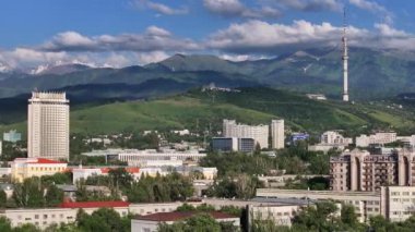 Bir yaz akşamında Kazak şehri Almaty 'nin merkez kısmının bir kuadkopterinden görüntü