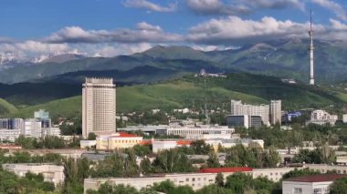 Bir yaz akşamında Kazak şehri Almaty 'nin merkez kısmının bir kuadkopterinden görüntü