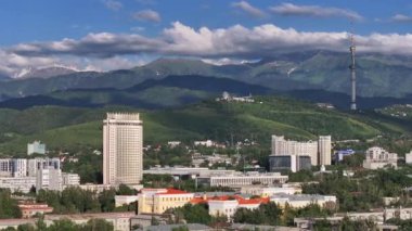 Bir yaz akşamında Kazak şehri Almaty 'nin merkez kısmının bir kuadkopterinden görüntü