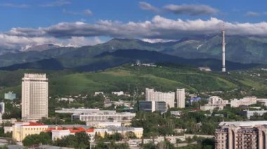 Bir yaz akşamında Kazak şehri Almaty 'nin merkez kısmının bir kuadkopterinden görüntü