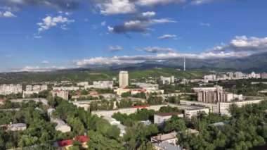 Almaty, Kazakistan, 06.14.2024. Bir yaz akşamında Kazak şehri Almaty 'nin merkez kısmının bir kuadkopterinden görüntü