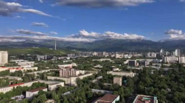Almaty, Kazakistan, 06.14.2024. Bir yaz akşamında Kazak şehri Almaty 'nin merkez kısmının bir kuadkopterinden görüntü