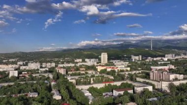 Almaty, Kazakistan, 06.14.2024. Bir yaz akşamında Kazak şehri Almaty 'nin merkez kısmının bir kuadkopterinden görüntü