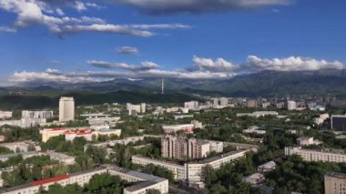 Almaty, Kazakistan, 06.14.2024. Bir yaz akşamında Kazak şehri Almaty 'nin merkez kısmının bir kuadkopterinden görüntü