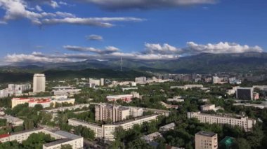 Almaty, Kazakistan, 06.14.2024. Bir yaz akşamında Kazak şehri Almaty 'nin merkez kısmının bir kuadkopterinden görüntü