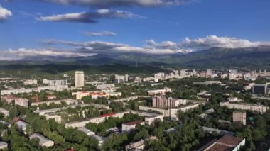 Almaty, Kazakistan, 06.14.2024. Bir yaz akşamında Kazak şehri Almaty 'nin merkez kısmının bir kuadkopterinden görüntü