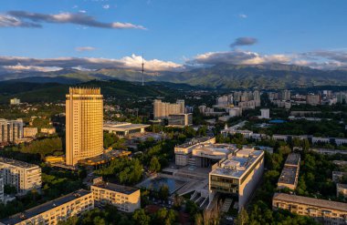 Almaty, Kazakistan, 06.14.2024. Bir yaz akşamında Kazak şehri Almaty 'nin merkez kısmının bir kuadkopterinden görüntü