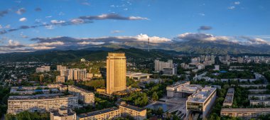 Almaty, Kazakistan, 06.14.2024. Bir yaz akşamında Kazak şehri Almaty 'nin merkez kısmının bir kuadkopterinden görüntü