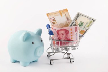 100 Çin Yuanı, 100 Amerikan Doları ve süpermarket alışveriş arabasında 100 Rus Rublesi.